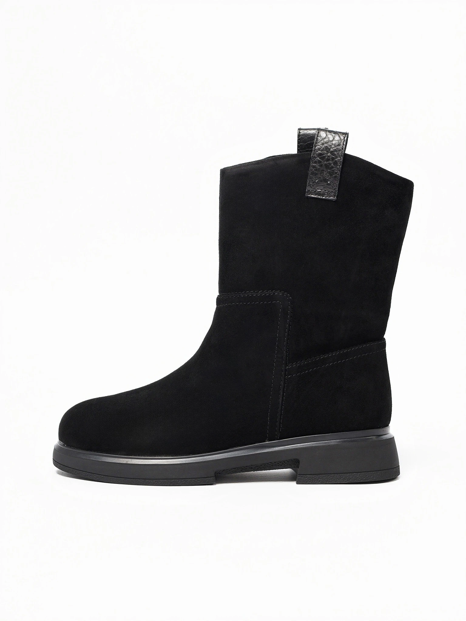 Ботинки черного цвета без застежки на среднем каблуке